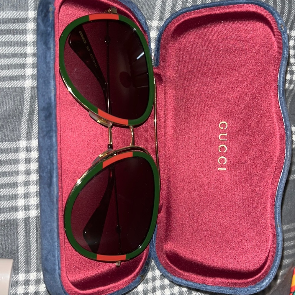 Ladies Authentic Gucci Sunglasses. ***missing lens screw”
